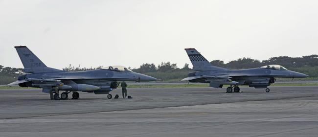 两架美军战斗机在日本冲绳县下地岛机场紧急降落 原因为发动机故障
