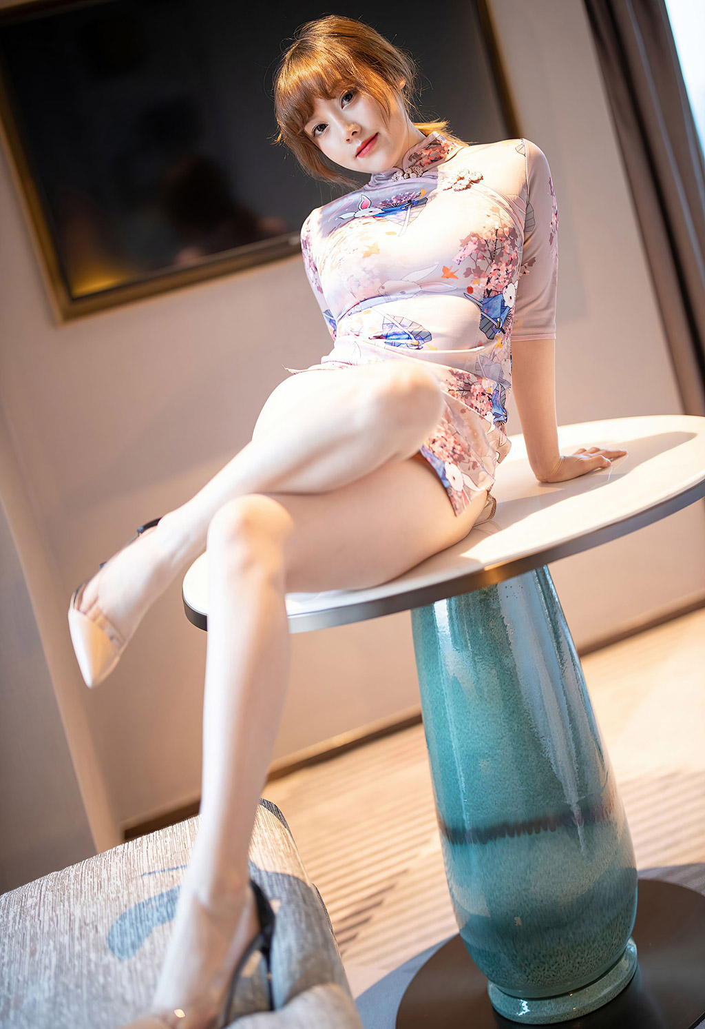 豆瓣酱微胖类型的妹子身穿韵味旗袍