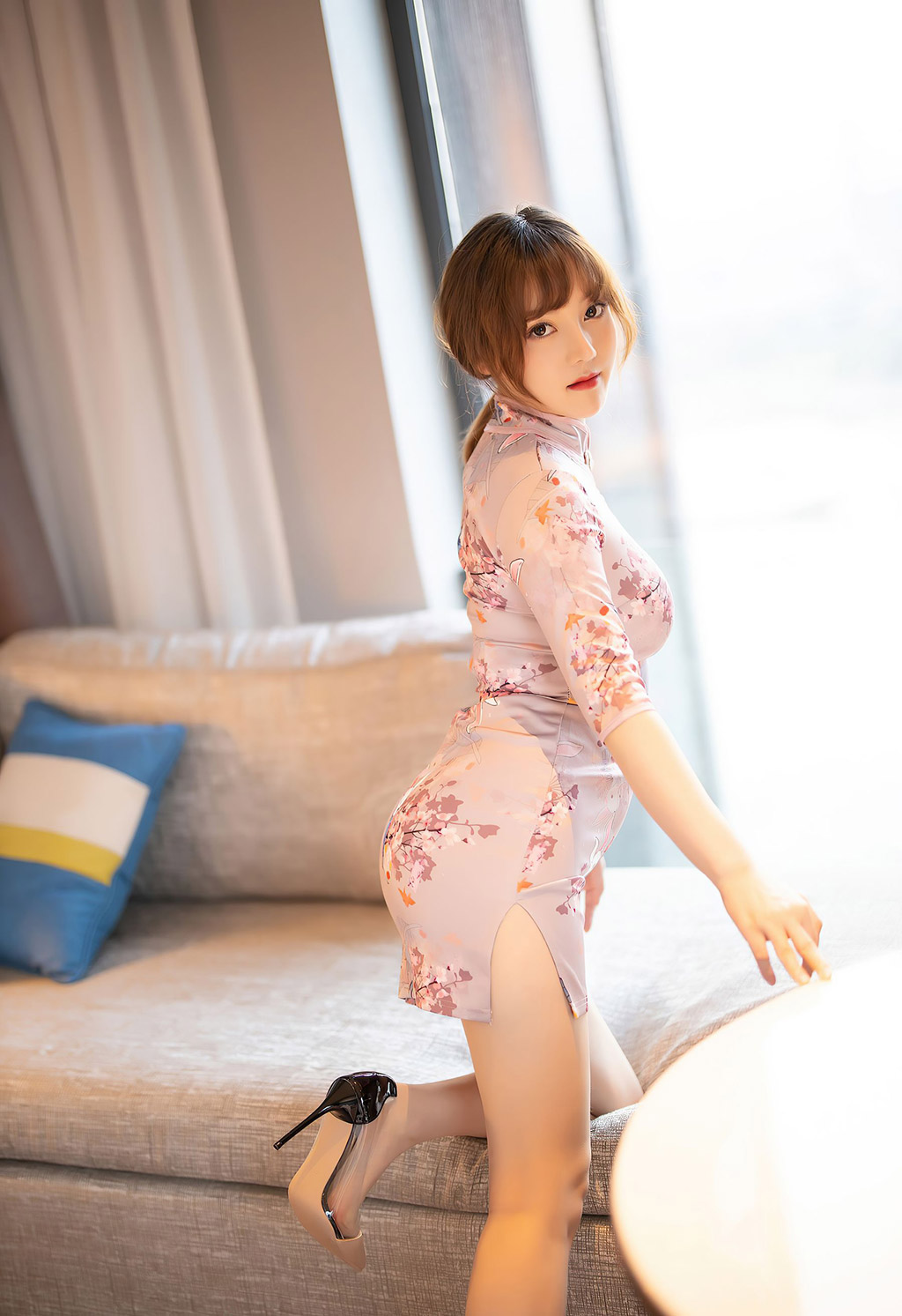 豆瓣酱微胖类型的妹子身穿韵味旗袍