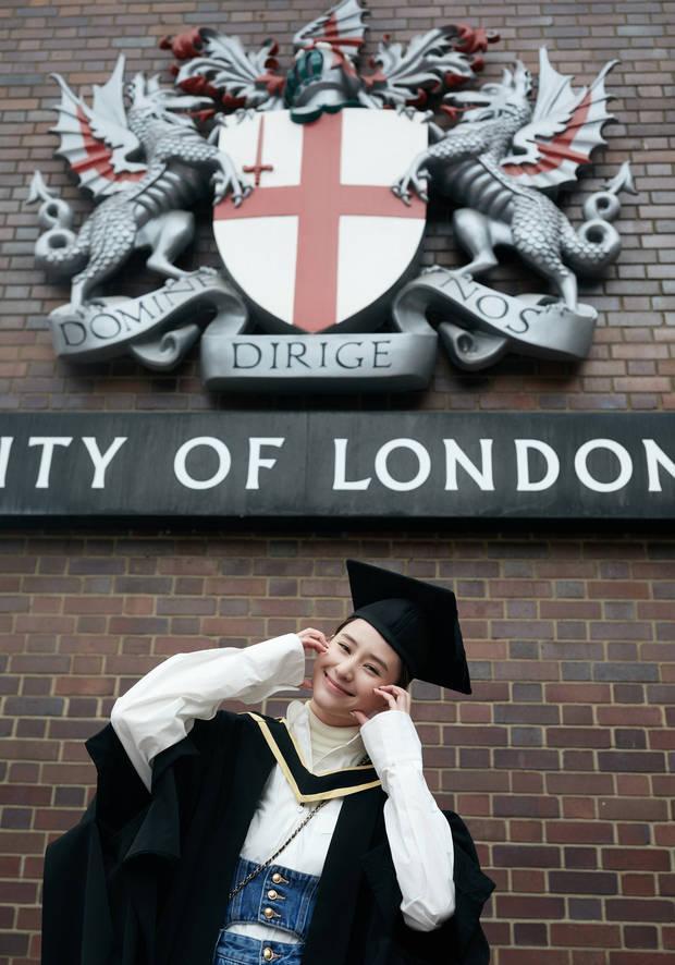 何超莲分享伦敦大学毕业照 穿学士服气场全开