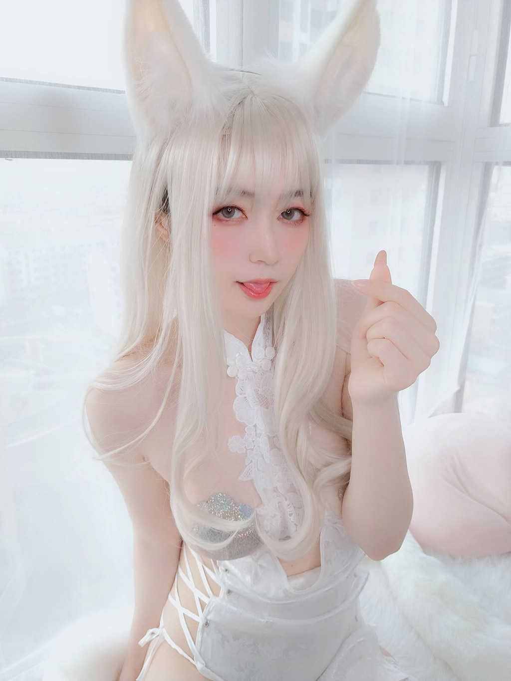 白银小姐姐Coser白兔白腿白胸白美人