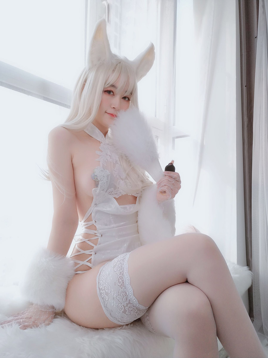 白银小姐姐Coser白兔白腿白胸白美人