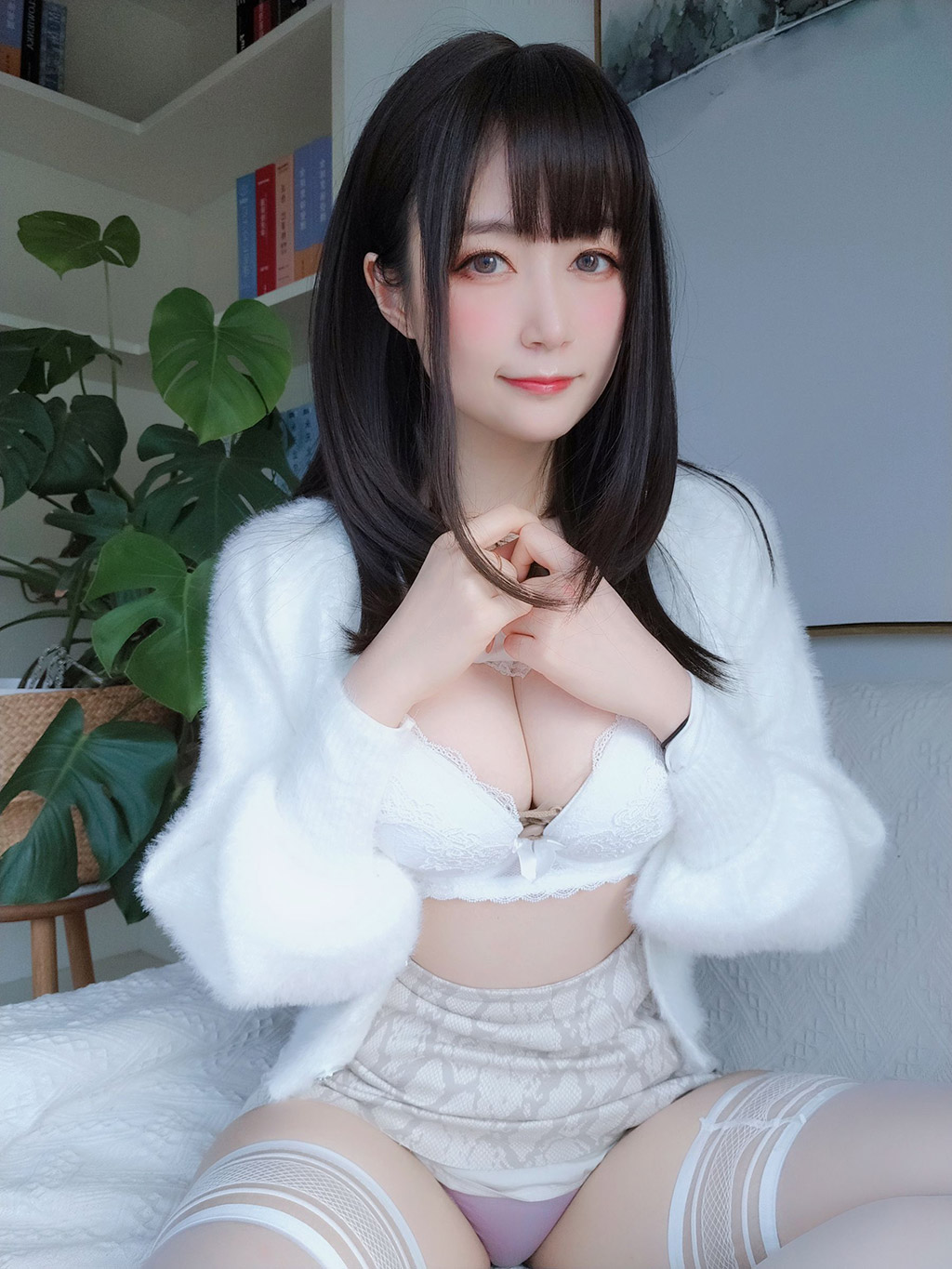 Coser小姐姐白银白蕾丝 写真套图