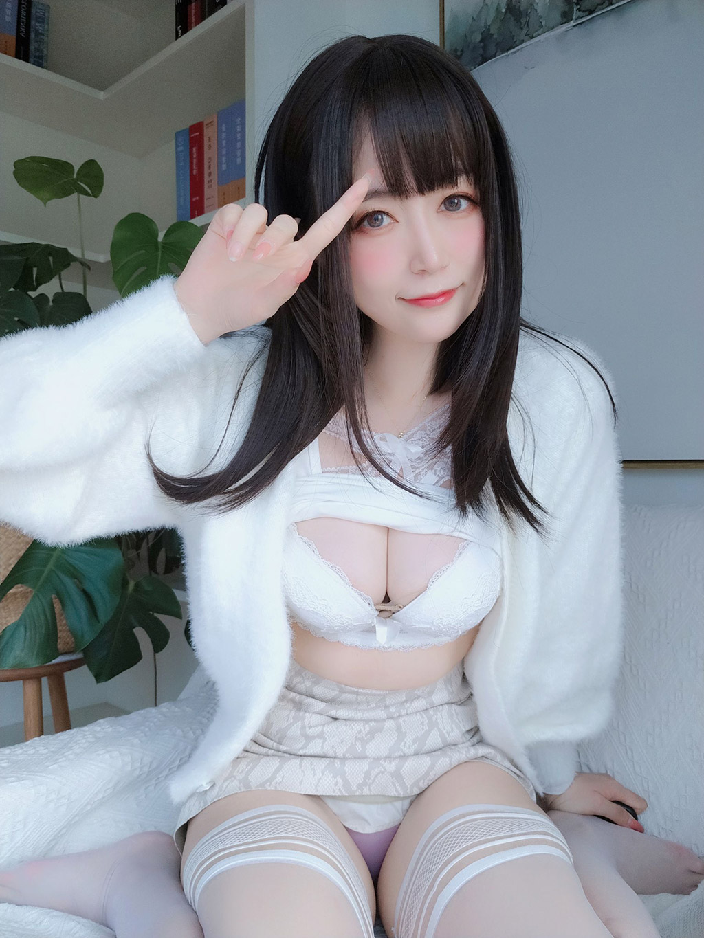 Coser小姐姐白银白蕾丝 写真套图