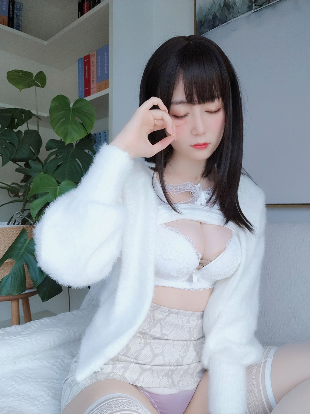 Coser小姐姐白银白蕾丝 写真套图