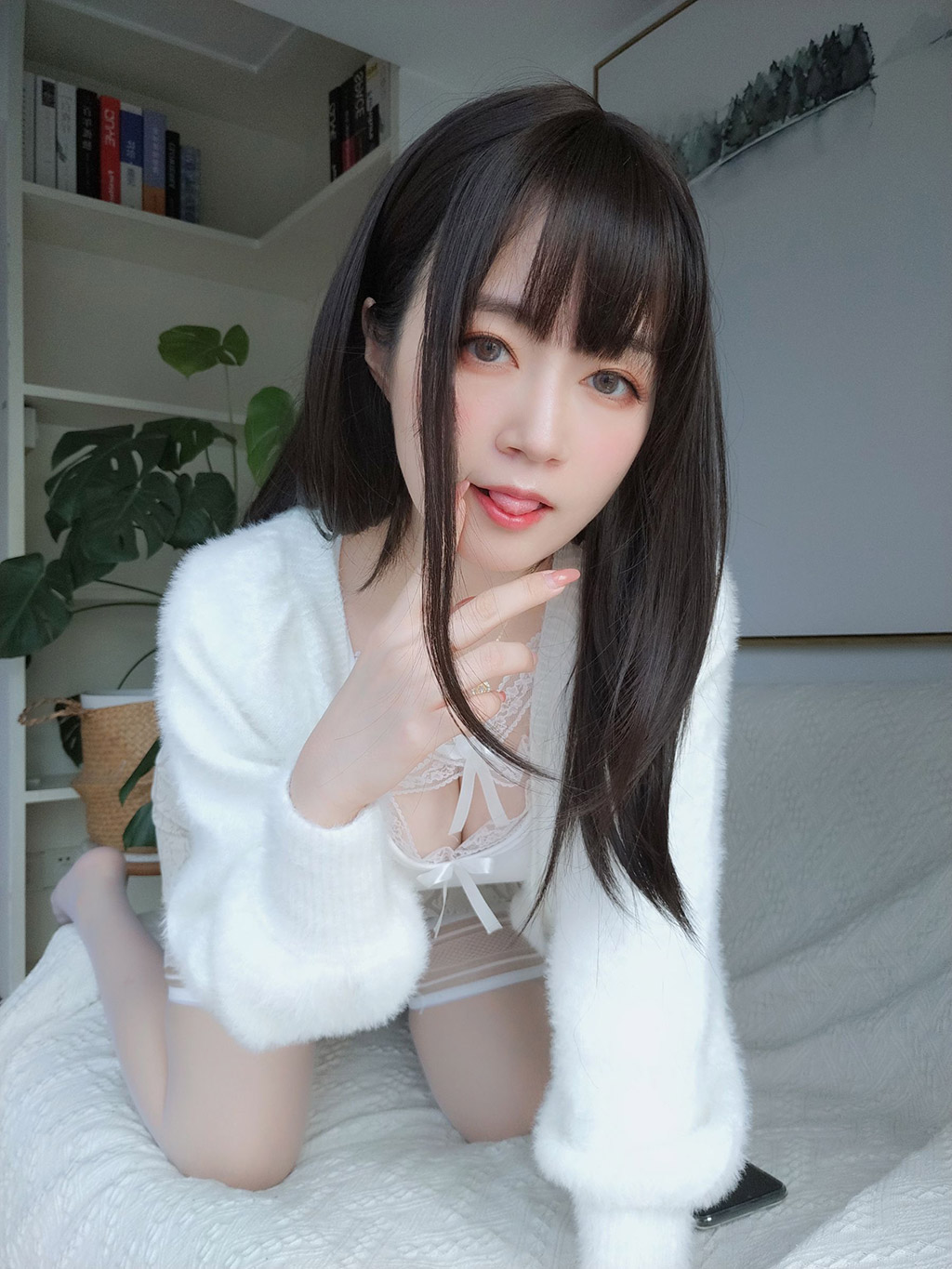 Coser小姐姐白银白蕾丝 写真套图