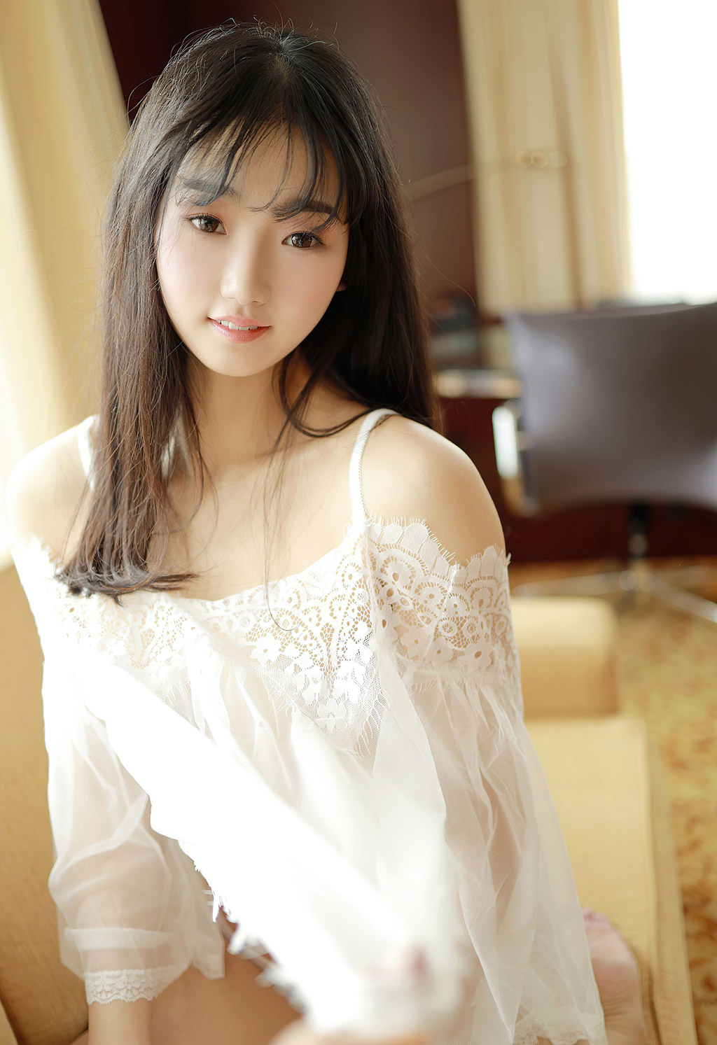 母崽崽轻薄服饰清甜身姿不失性感魅力