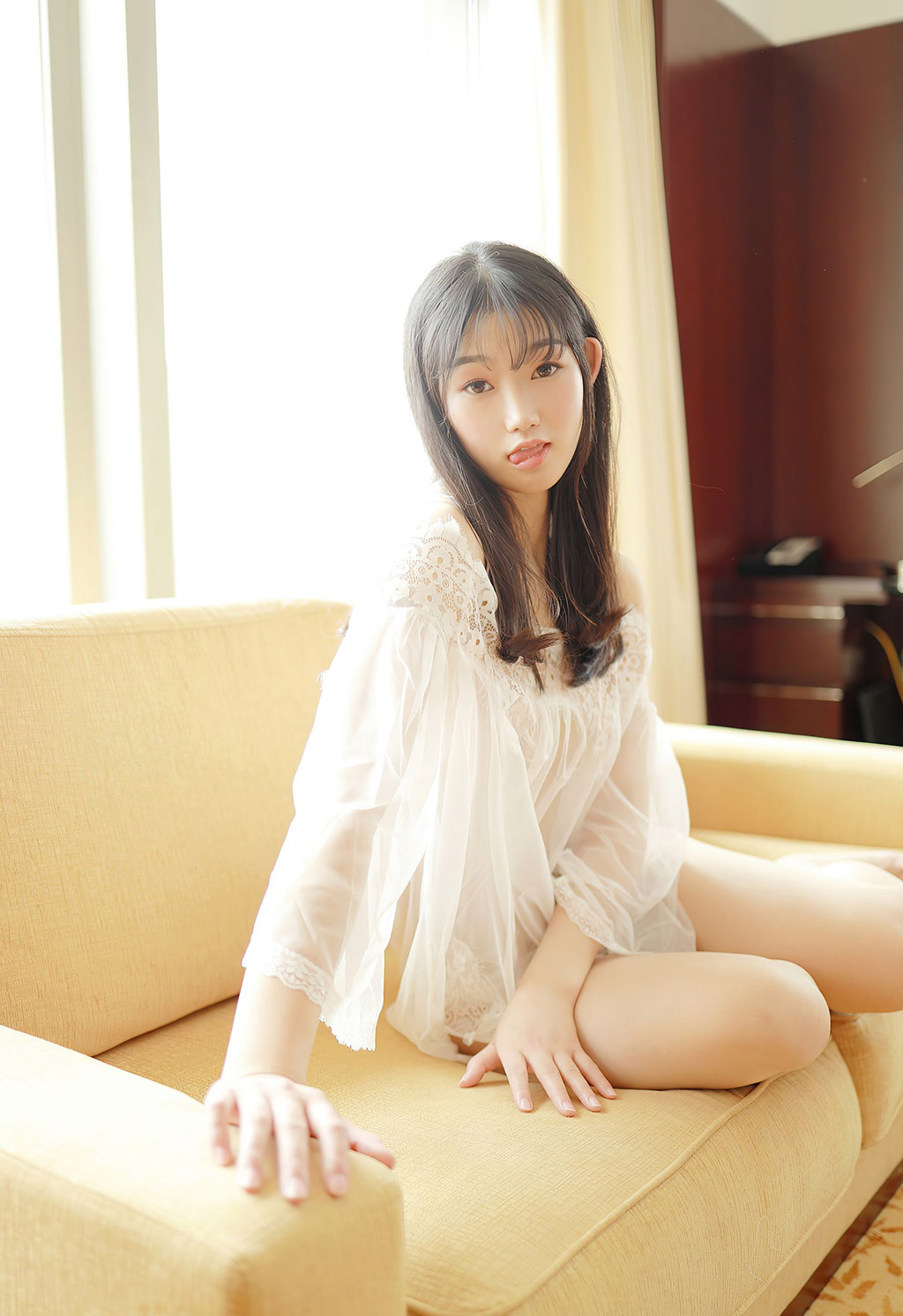 母崽崽轻薄服饰清甜身姿不失性感魅力