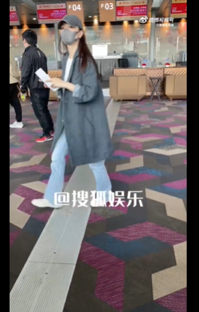 疑文章女友首曝光 两人秘游三亚穿搭低调保持距离