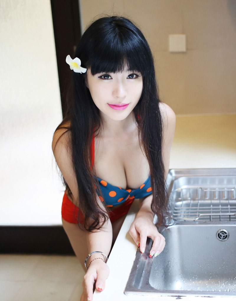 娇小姑娘刘雪妮内衣私房照