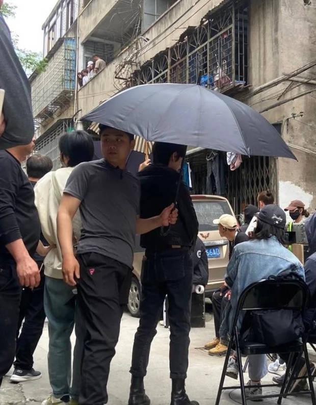 孙俪新剧路透曝光造型干练 穿黑色皮衣大长腿吸睛