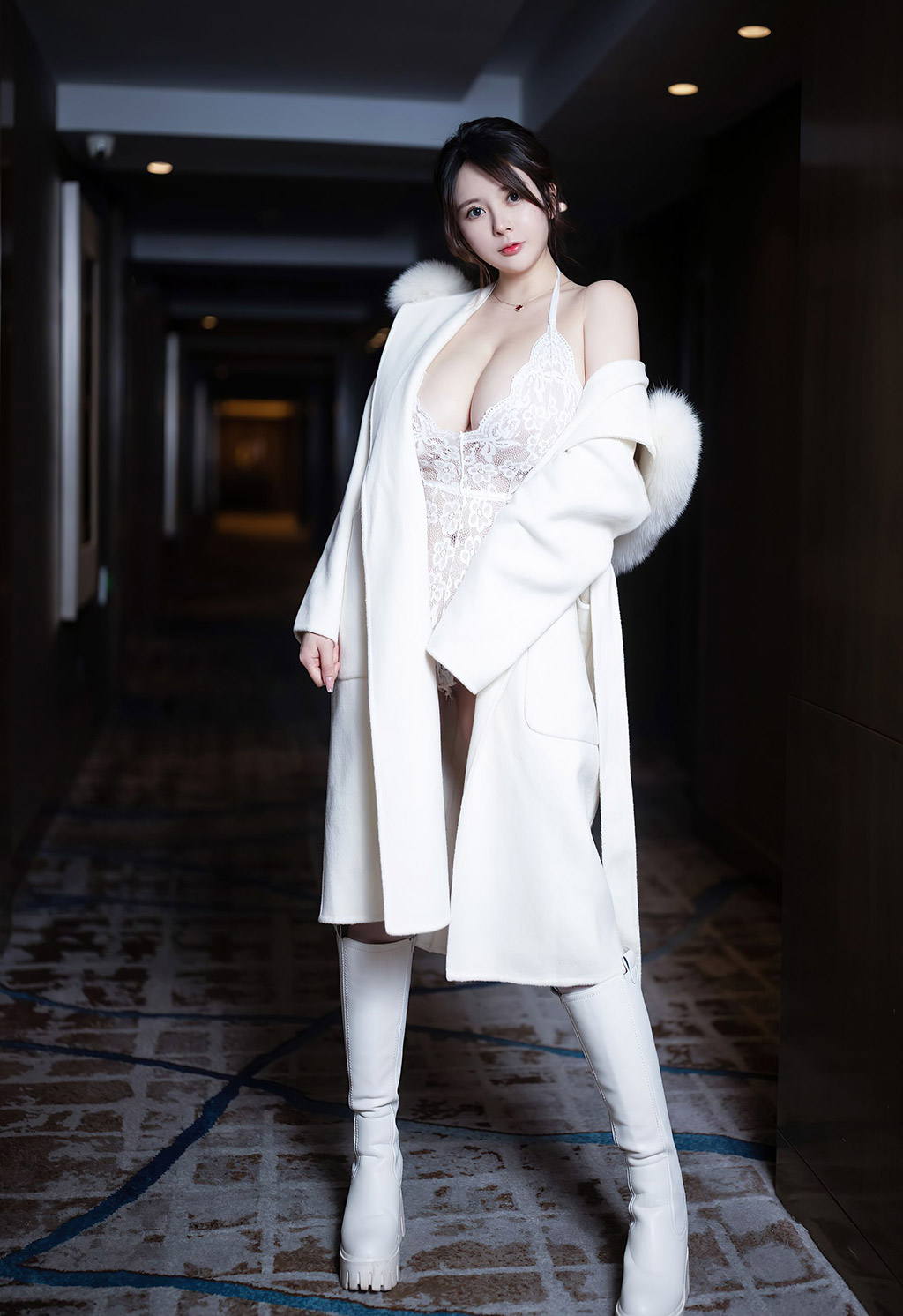 奶油妹妹白色镂空内衣与蕾丝袜