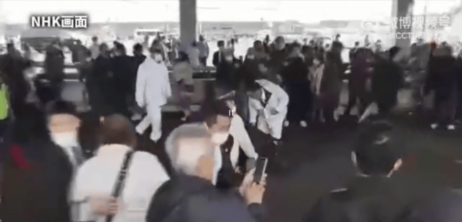 岸田文雄从爆炸现场转移 演说现场传出爆炸声画面曝光......