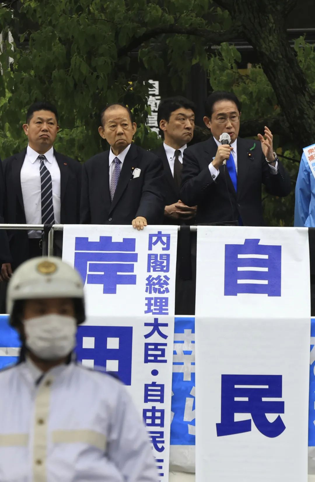 ▲4月15日下午,日本和歌山县,日本首相岸田文雄在车站前发表演讲。(视觉中国)