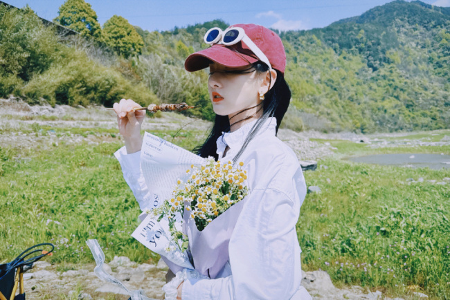 宋祖儿分享游玩美照 笑容甜美惹人爱