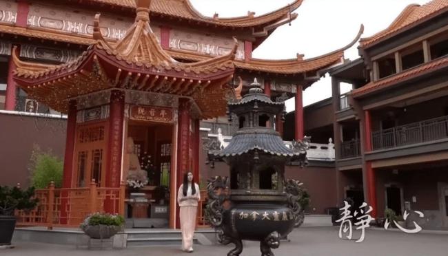 56岁王祖贤现身寺庙礼佛 面部僵硬模样大变