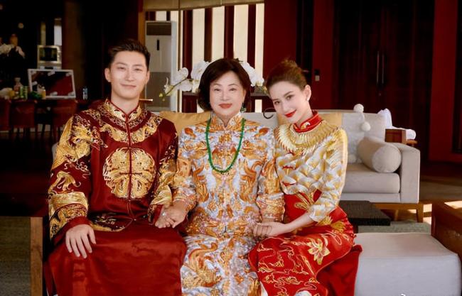 窦骁何超莲官宣婚礼 穿中式礼服甜蜜比心超幸福