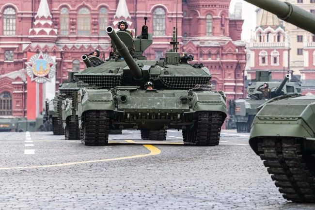 2022年5月9日，在俄罗斯首都莫斯科，T-90M坦克编队驶过红场白雪骐摄/本刊