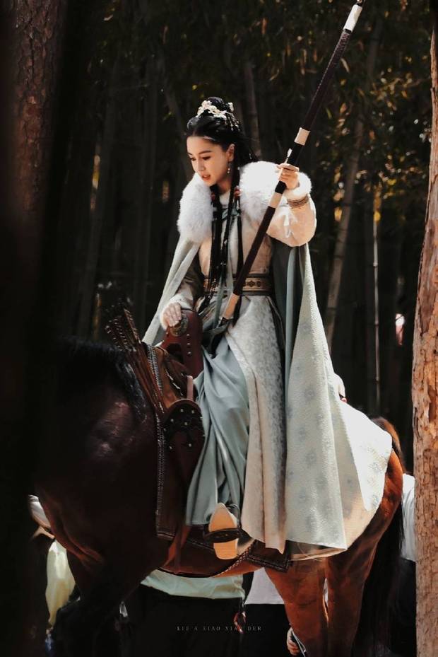 Angelababy古装新剧路透 丛林中骑马射箭又美又飒