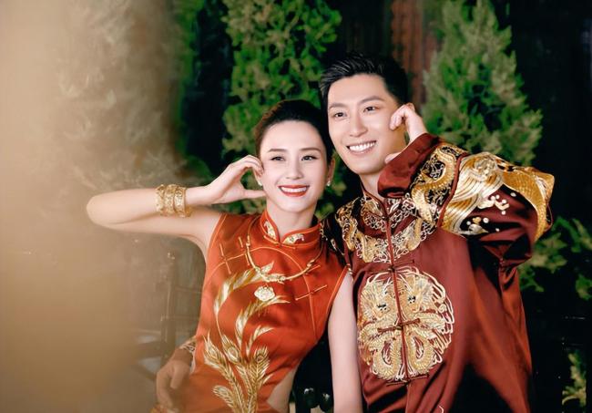 窦骁何超莲官宣婚礼 穿中式礼服甜蜜比心超幸福