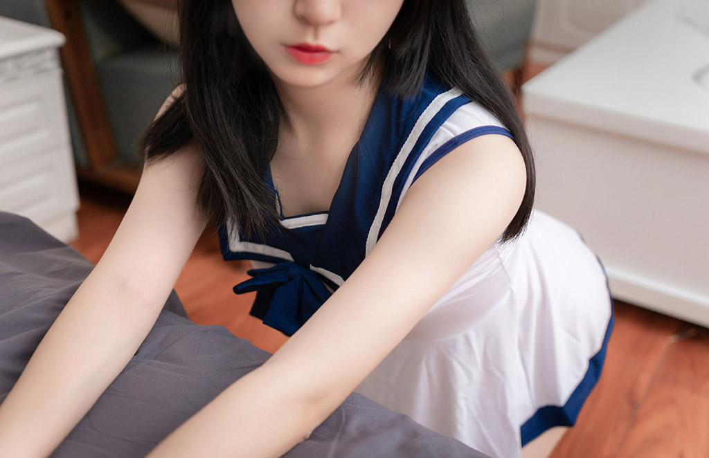 居家水手裙少女清纯白嫩诱人