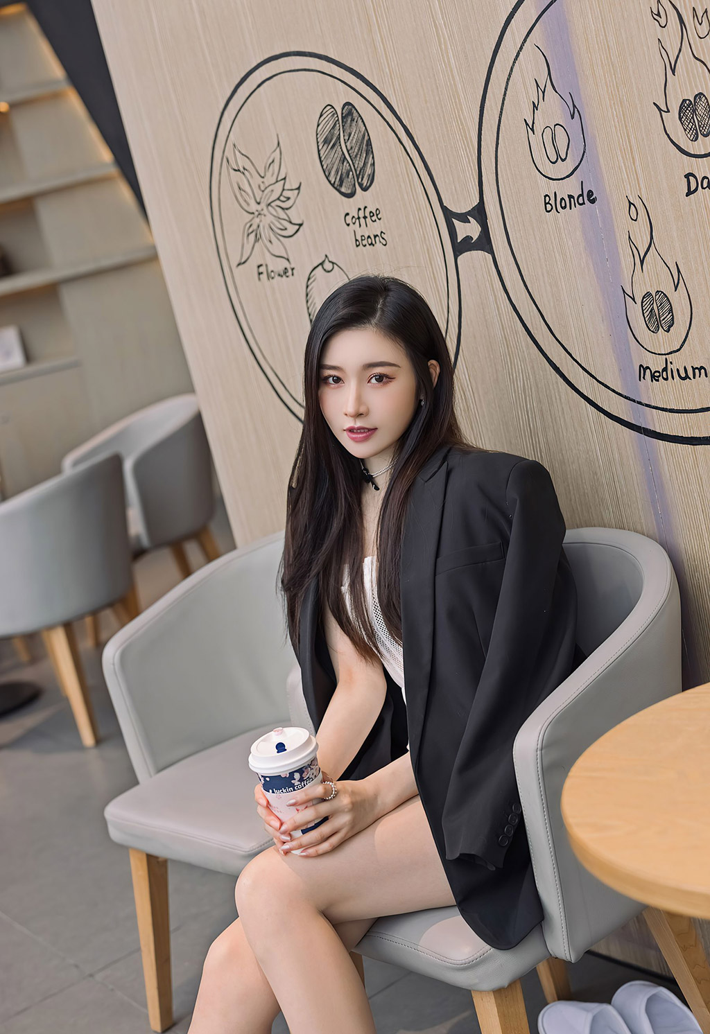 气质美女Vanessa丝袜美腿肌肤如玉