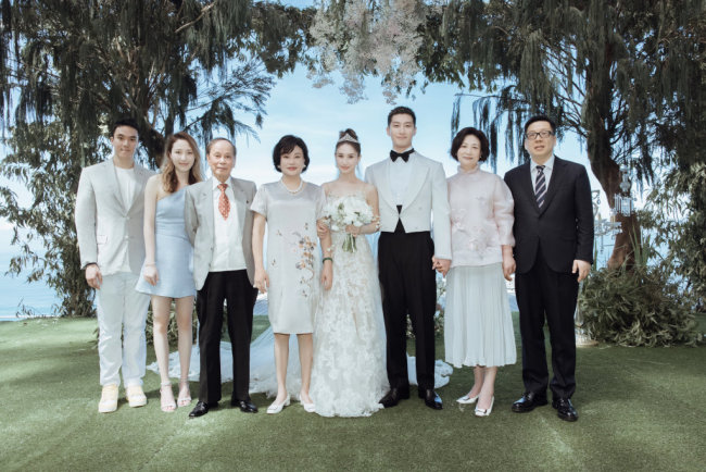何超莲窦骁一对新人与亲友在婚礼现场的合影。