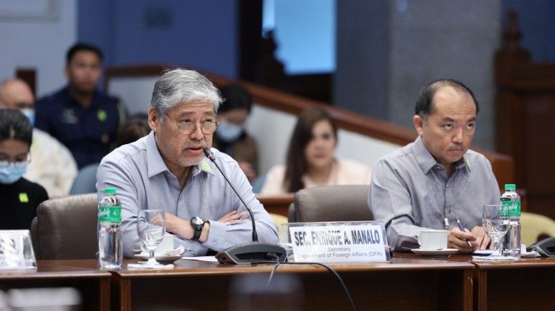 19日,马纳洛(左)和菲律宾总参谋长森帝诺(Andres Centino)等出席听证会(图源:菲律宾参议院)