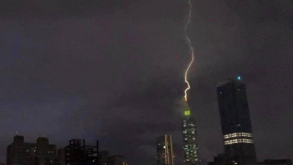 台北101大楼被闪电击中(图源:“东森新闻”)