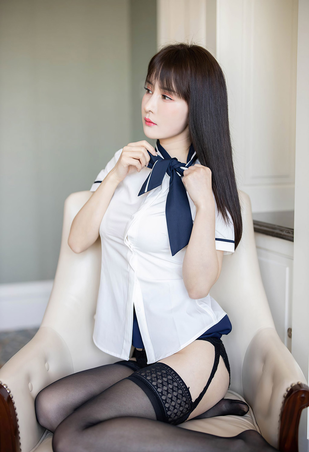蔡文钰Abby黑短裙白衬衫与黑丝吊袜