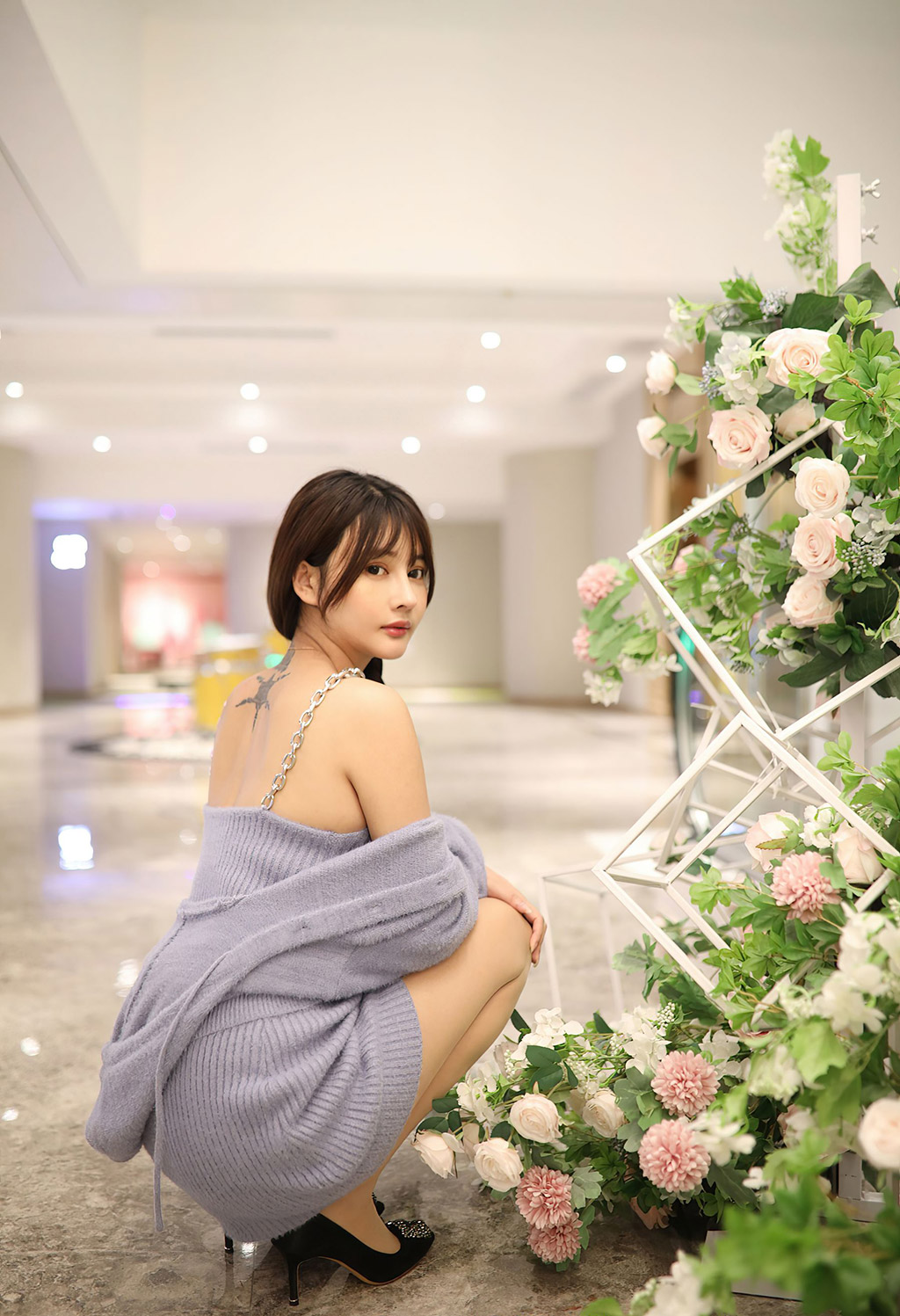 萌奈子低胸的服饰与朦胧肉丝