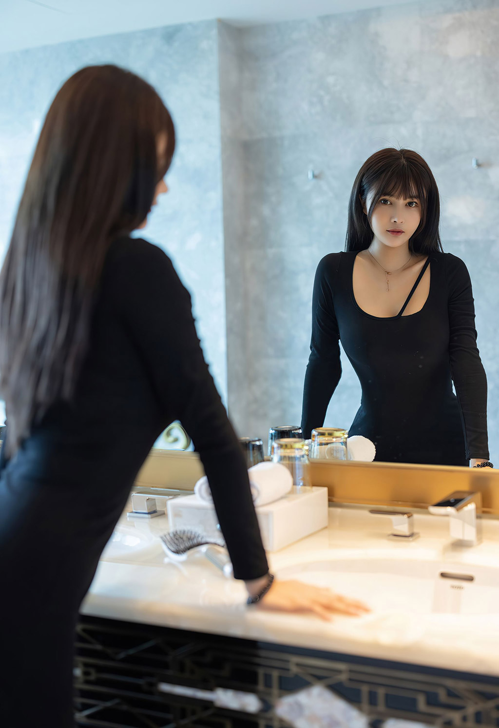 萌奈子黑色魅惑多姿的服饰黑丝美腿水润