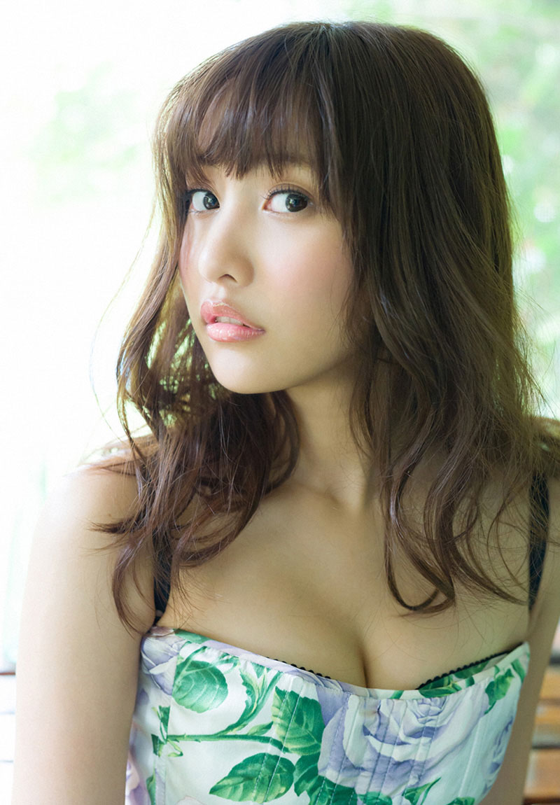 可爱少女佐野ひなこ小酥胸展露