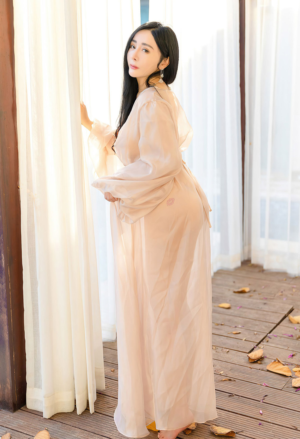 允爾一袭轻薄通透的薄纱长裙