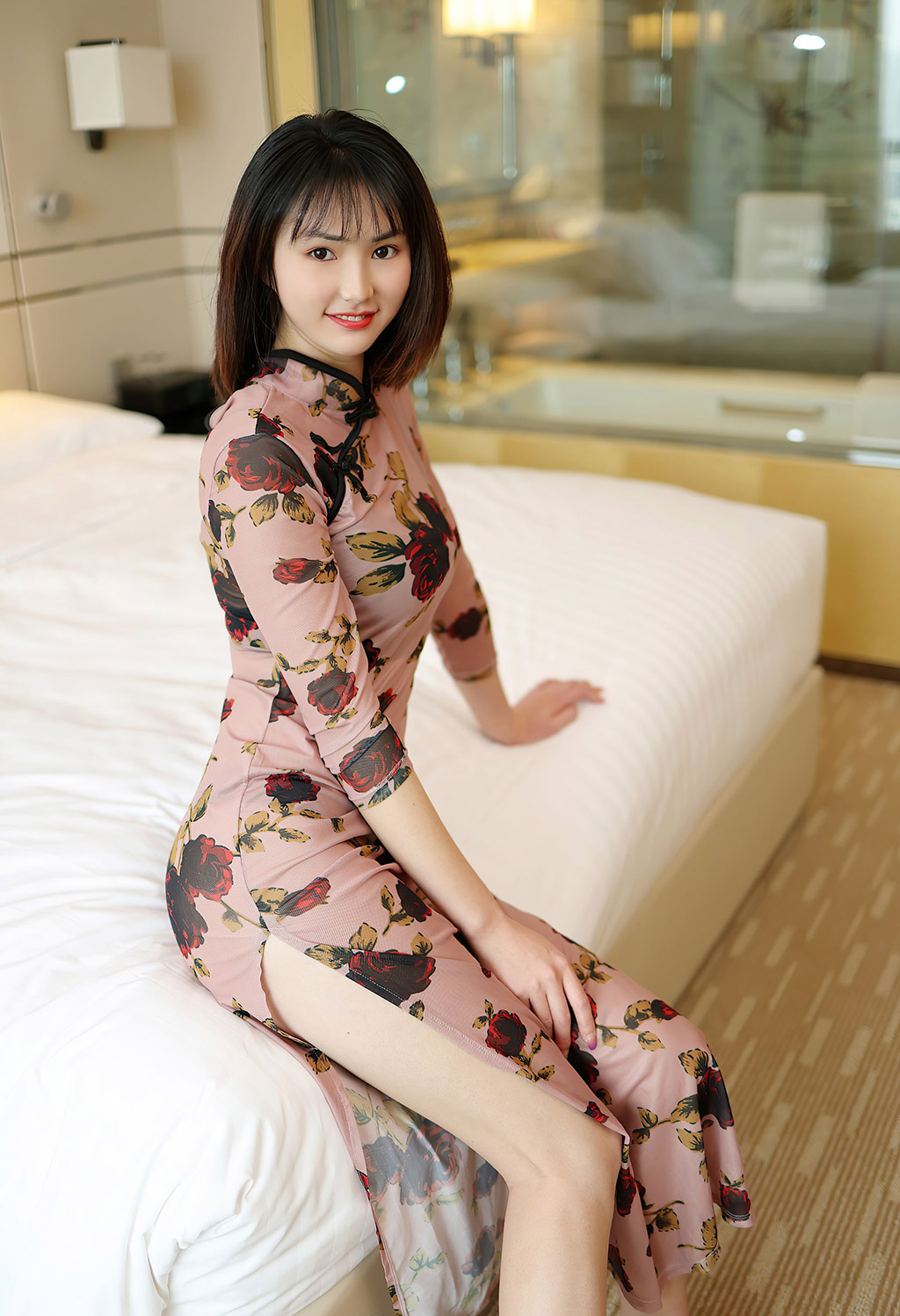 墨韩巡礼古典旗袍非常有肉感的妹子