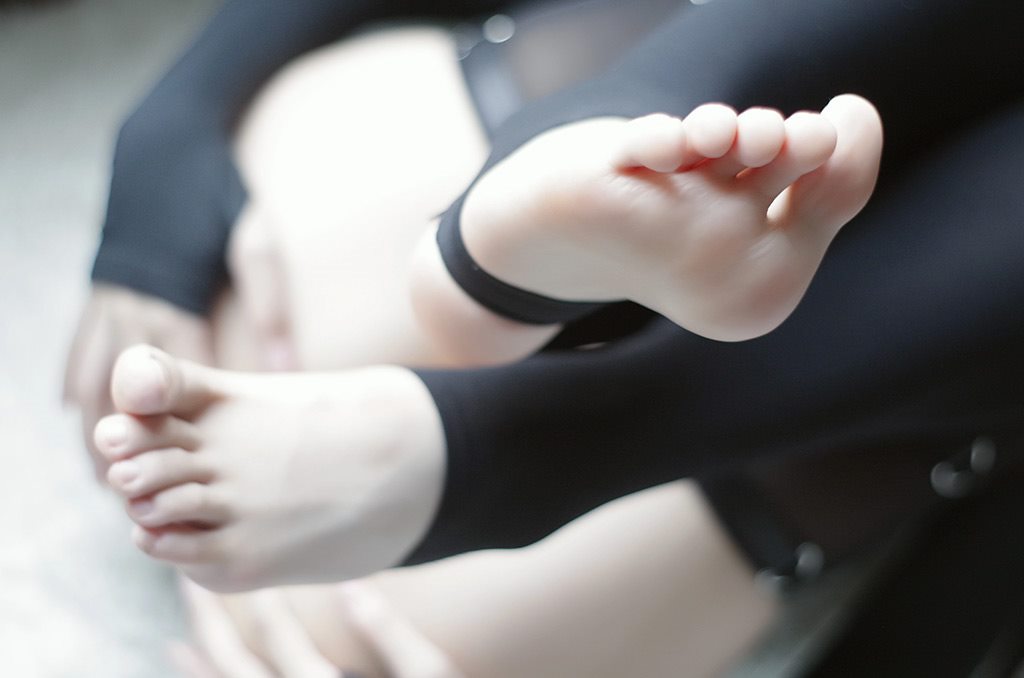 网红丰满少女曉美媽黑色紧身连体衣加黑丝美腿性感私房写真集