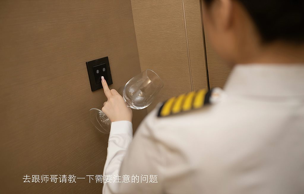 性感女机长鱼子酱Fish紧身制服与红色内衣加黑丝美腿私房写真集