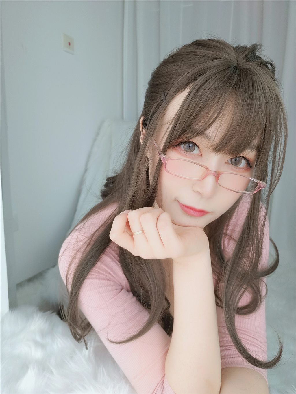 网红性感少女白银81粉色紧身上衣与白色短裙加肉丝美腿性感私房写真集