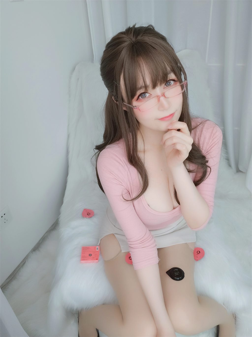 网红性感少女白银81粉色紧身上衣与白色短裙加肉丝美腿性感私房写真集