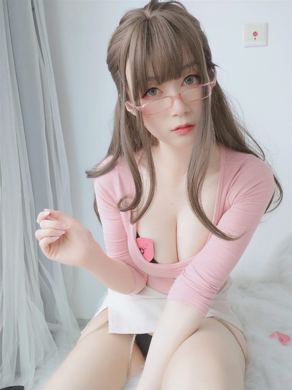 网红性感少女白银81粉色紧身上衣与白色短裙加肉丝美腿性感私房写真集