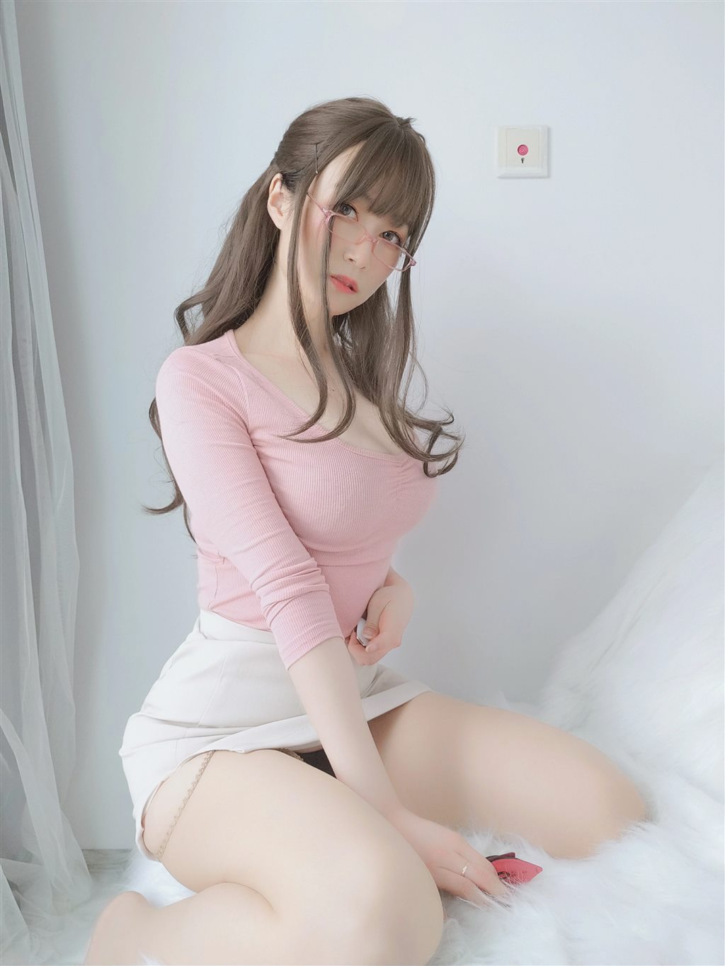 网红性感少女白银81粉色紧身上衣与白色短裙加肉丝美腿性感私房写真集