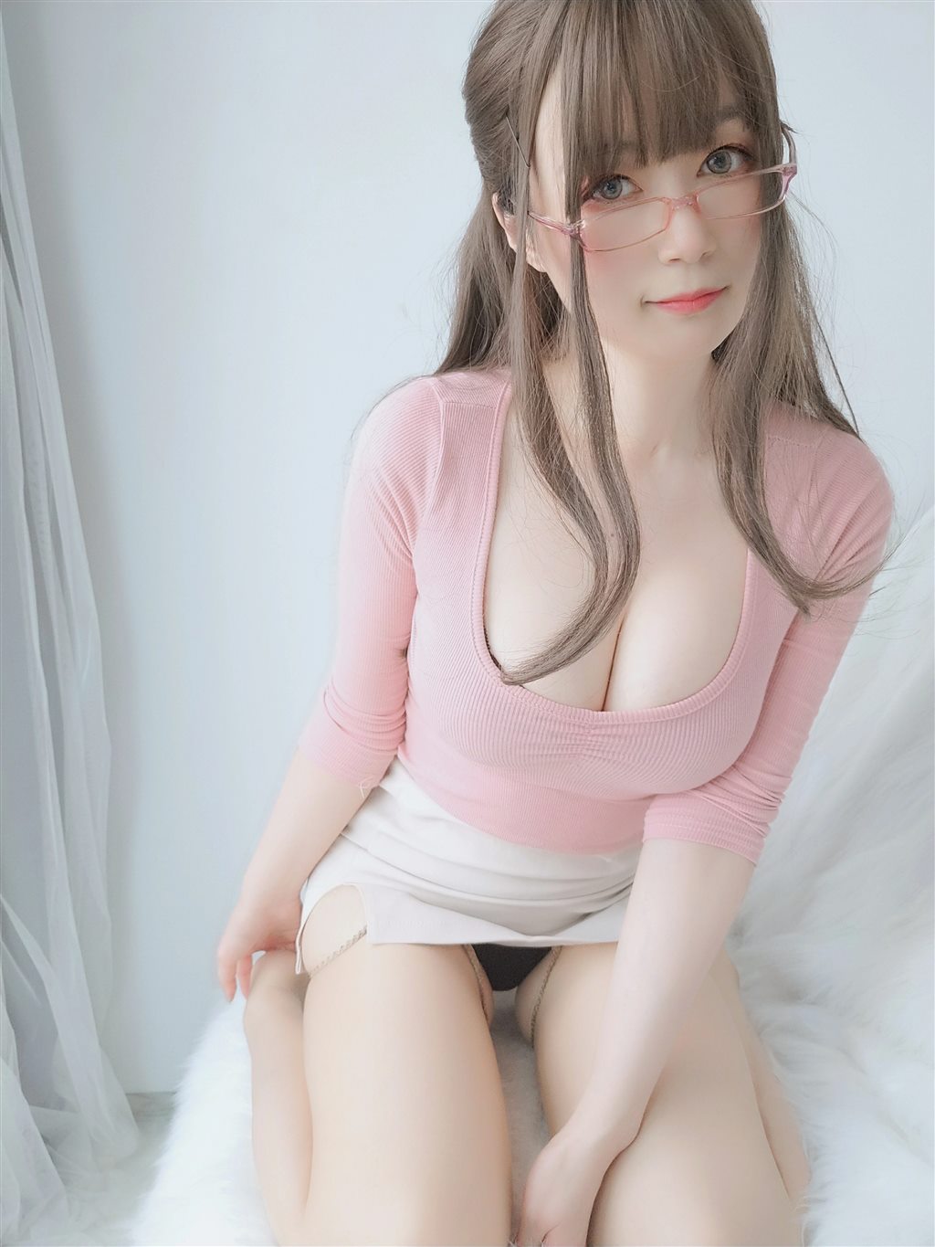 网红性感少女白银81粉色紧身上衣与白色短裙加肉丝美腿性感私房写真集