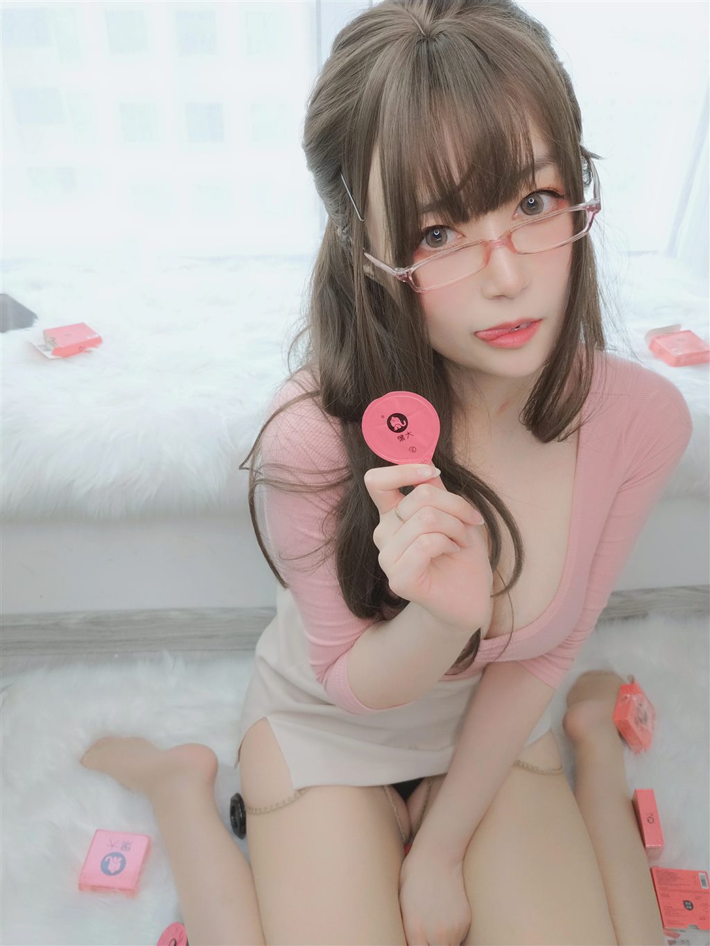 网红性感少女白银81粉色紧身上衣与白色短裙加肉丝美腿性感私房写真集