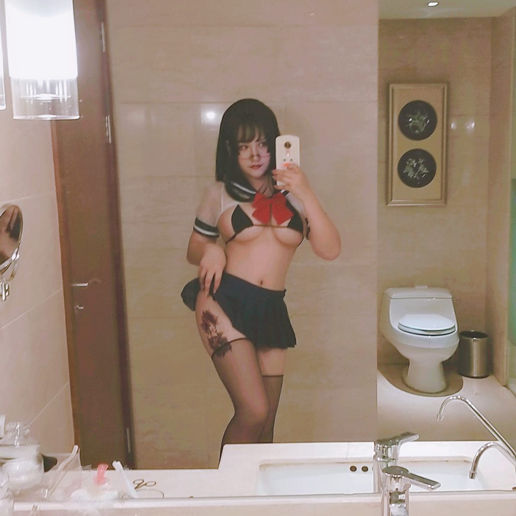 丰满性感少女夏鸽鸽不想起床情趣水手制服与短裙加黑丝美腿私房写真