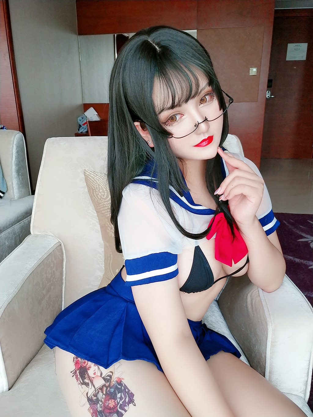 丰满性感少女夏鸽鸽不想起床情趣水手制服与短裙加黑丝美腿私房写真