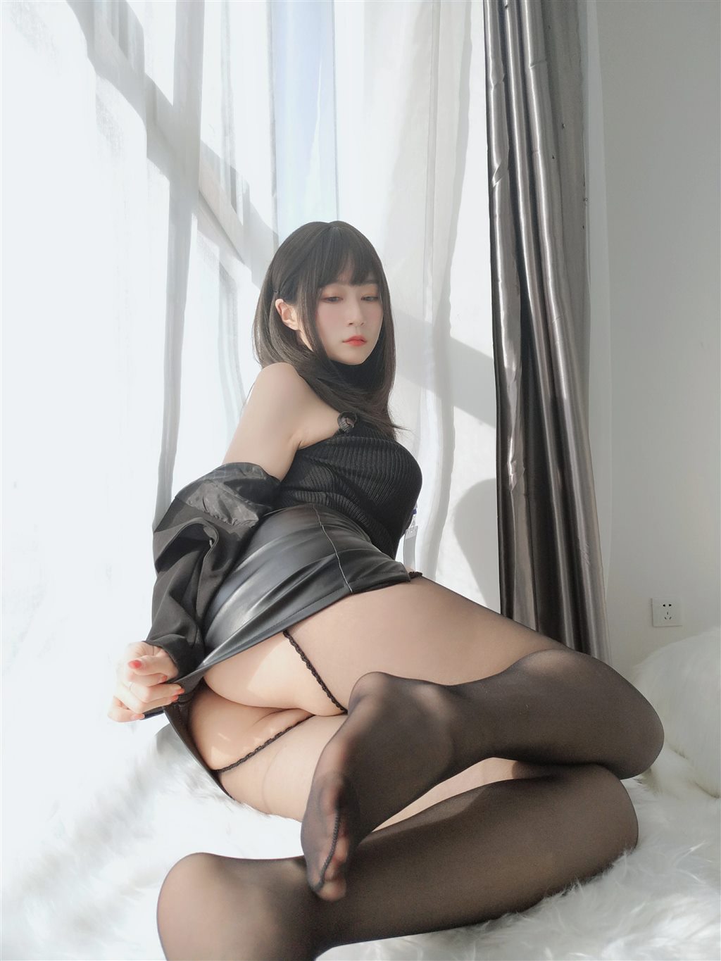 职场新人白银81黑色短裙与内衣加黑丝美腿性感私房写真集