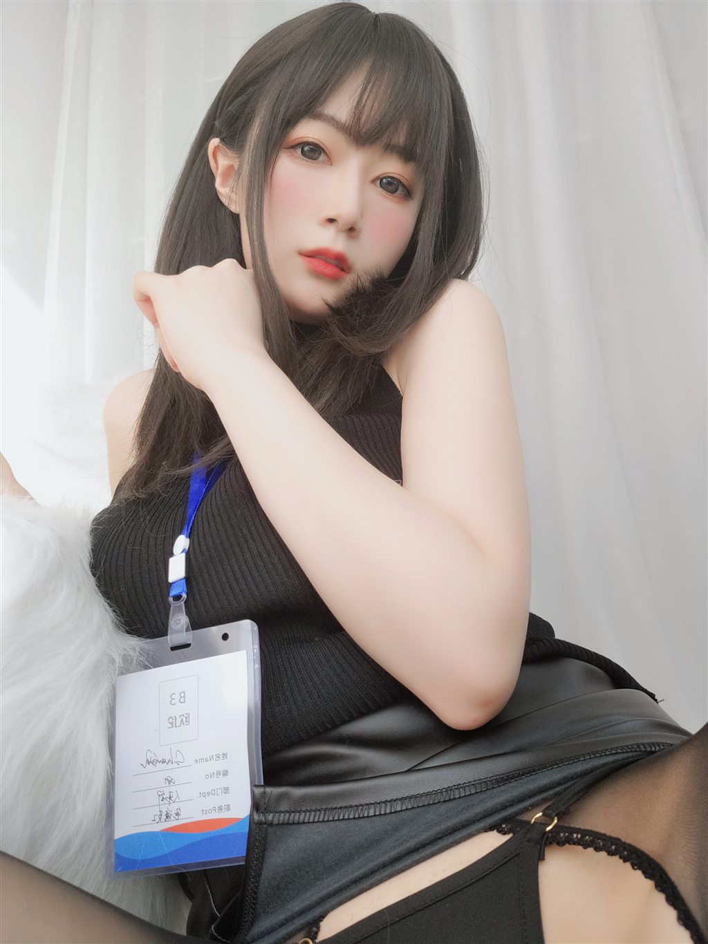 职场新人白银81黑色短裙与内衣加黑丝美腿性感私房写真集