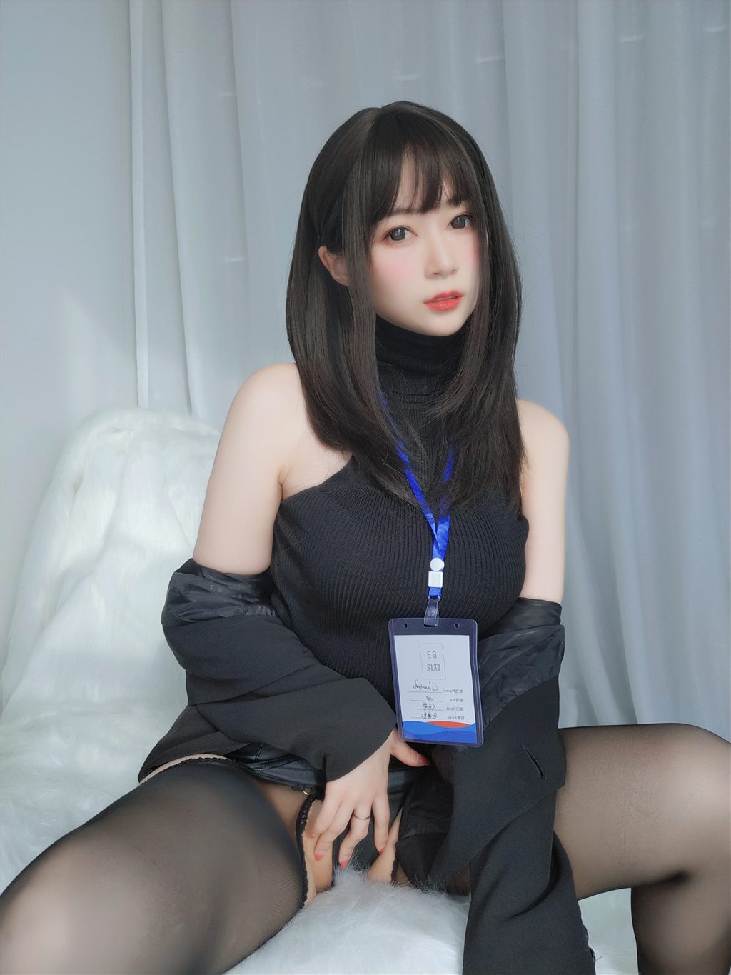 职场新人白银81黑色短裙与内衣加黑丝美腿性感私房写真集