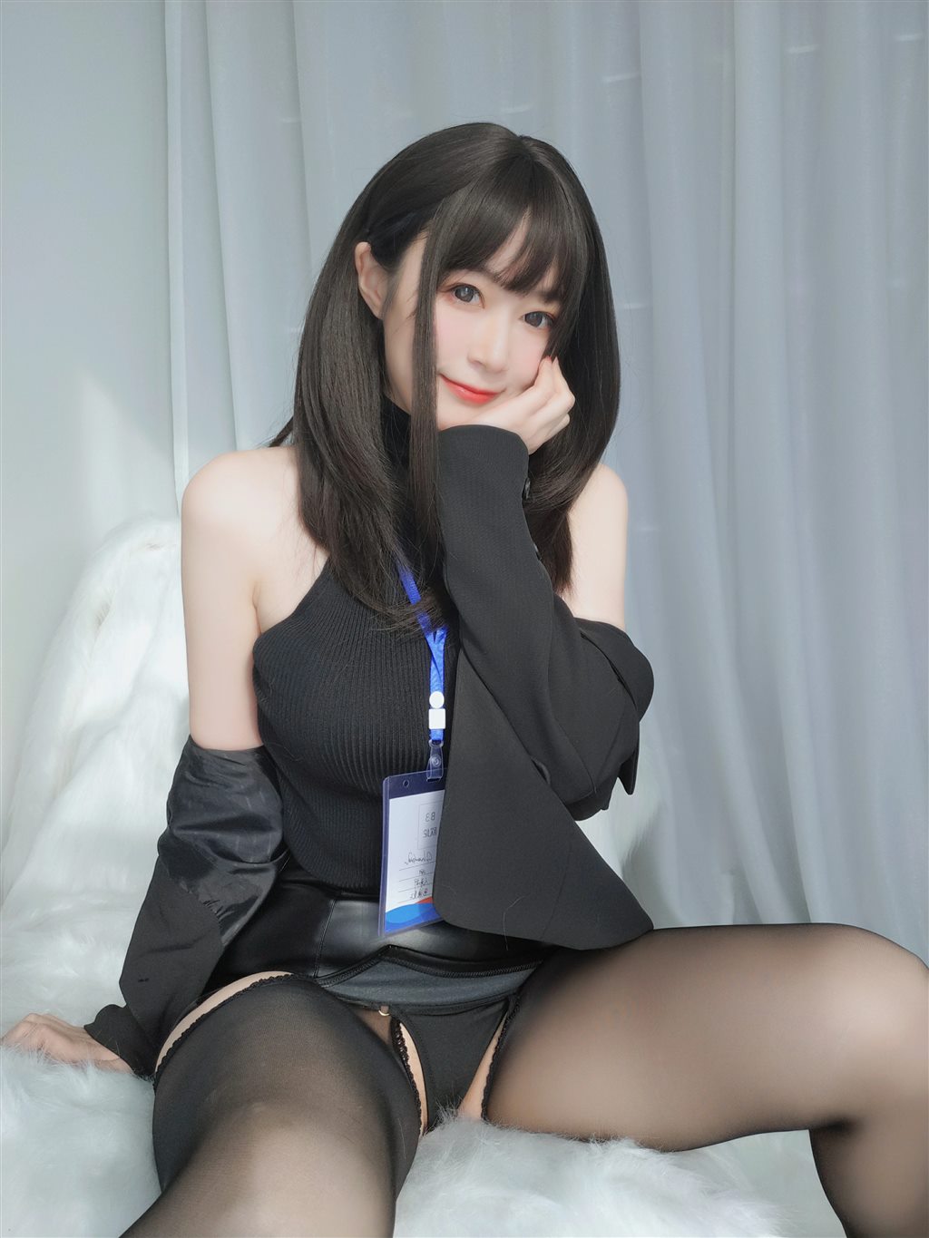 职场新人白银81黑色短裙与内衣加黑丝美腿性感私房写真集