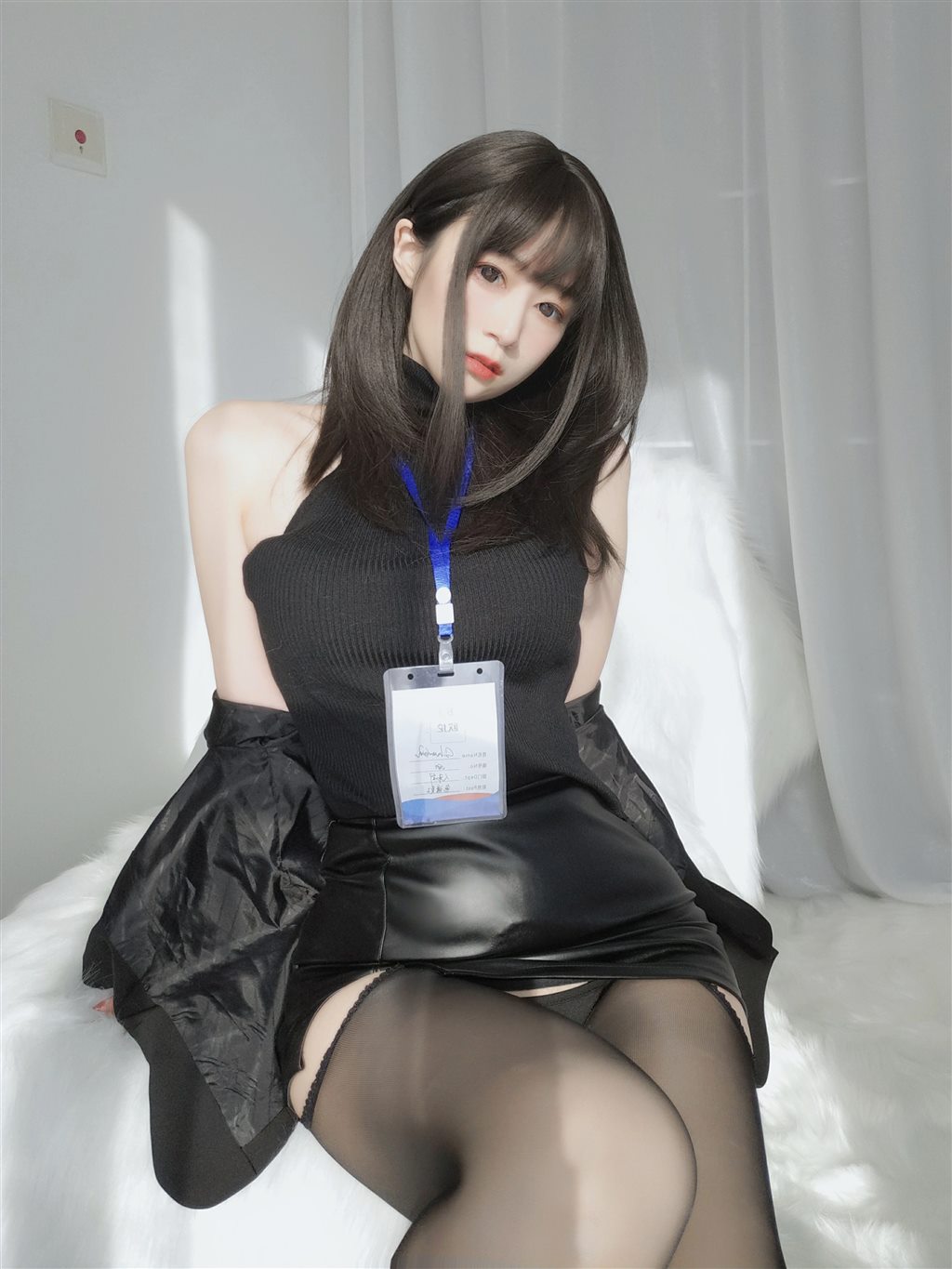 职场新人白银81黑色短裙与内衣加黑丝美腿性感私房写真集